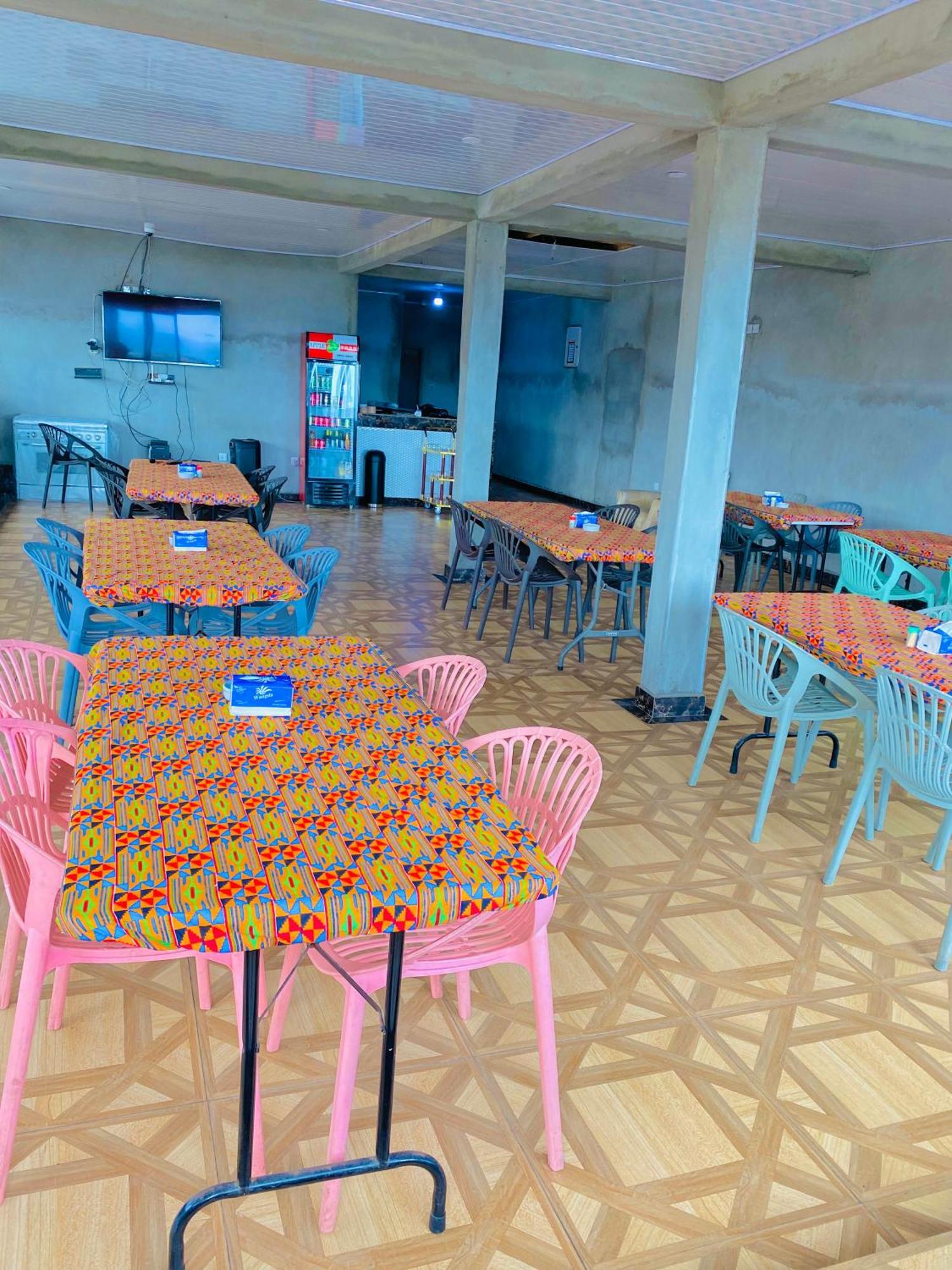 Jennabwa Lodge And Restaurant Freetown Exterior photo